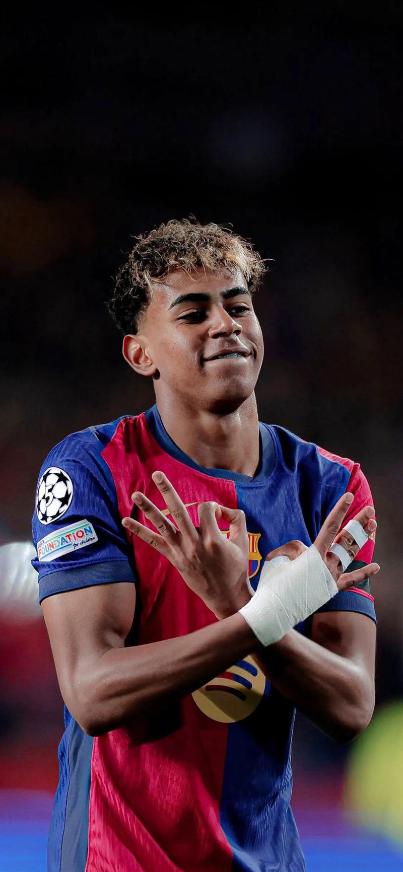 俄极限运动员挑战在1800米高空踢球，进球后做出C罗庆祝动作