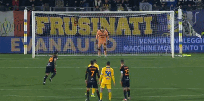 欧冠赛前穆里尼奥与两名昔日弟子重逢，并亲吻了斯内德的光头（欧冠赛前，穆里尼奥与两位旧将重逢，还亲吻了斯内德的光头）